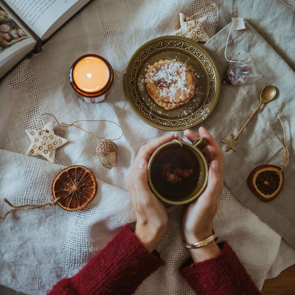 Christmas Candle and Natural Tea A Christmas table scent with candles, tea and mince pies